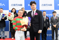 [포토]스포츠서울배 대상경주 우승마 찬페이머스의 씨씨웡 기수