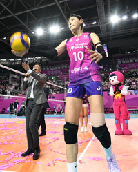 [포토]팬들에게 사인공 선물하는 김연경