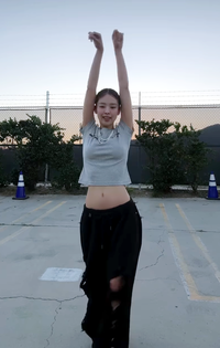 블랙핑크 제니, 주차장에서도 빛나는 몸매와 아름다운 춤선[★SNS]