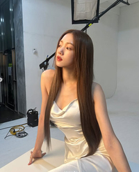 이성경, 우아한 실크 드레스 자태…고혹미 발산! [★SNS]