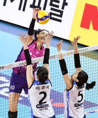 [포토]맹공 퍼붓는 흥국생명 김연경