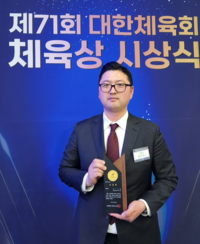 체육대상 ‘양궁 3관왕’ 김우진 “LA서도 3관왕”…도떼기시장 시상식 분위기 옥에티 [SS현장]