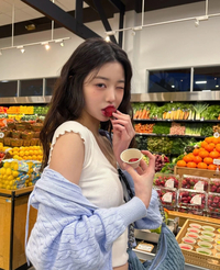 “봄이 성큼” 아이브 장원영, 화이트 블루로 완성한 봄 스타일링 [★SNS]