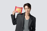 BTS 진, K-라면 ‘진’한 맛 세계에 전파 12가지 씰스티커는 수집욕 자극