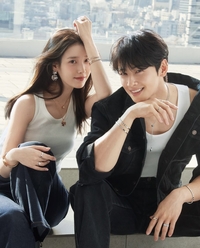 현실엔 있을 수 없는 커플, 차은우와 아이유의 환상적인 투샷[★SNS]