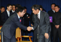 둘 합쳐 26표, 대항마 되지 못한 도전자들…신문선 후보 홀로 자리에 남아 축하 건네[SS현장]