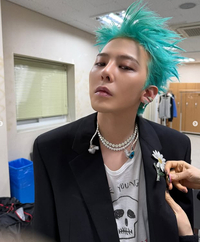 지드래곤(G-DRAGON), 긴장 속 신곡 무대 준비…무대 뒤에서도 빛나는 존재감