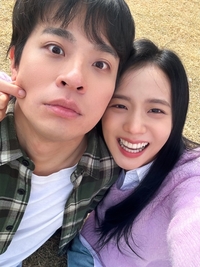 박정민♥지수, ‘보기만 해도 달달해’ 초밀착 커플샷