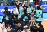 뒷심의 GS칼텍스, 현대건설 잡고 페퍼저축은행 1점 차 맹추격…하위권 순위 싸움 불 붙는다