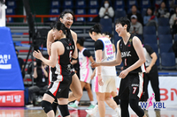 ‘외곽포 폭발’ BNK, 삼성생명 꺾고 PO 1차전 승리…챔피언 결정전 확률 91.7% 챙겼다