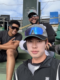 ‘외국인 투수? 그냥 형이네’ 윌리엄스-헤이수스, 어린 선수들 살뜰히 챙긴다 [SS오키나와in]