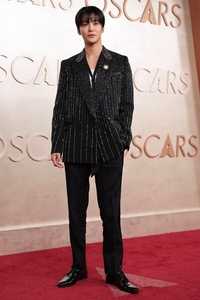 로운, 오스카 시상식 깜짝 등장…할리우드 가나