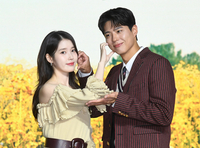 [포토]아이유-박보검, 서로의 뺨에!