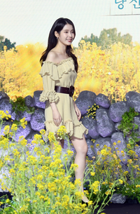 [포토]꽃길 걷는 아이유