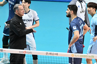 대세 따라 외국인 감독 선임했는데 7년 만의 ‘최저 성적’ 우리카드, V리그에 남긴 메시지[SS포커스]