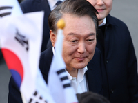 주먹 불끈 쥔 윤석열 대통령 “(계엄) 구속 수감자들, 석방되길”…민주당 “심우정 검찰총장, 책임져야” 비판