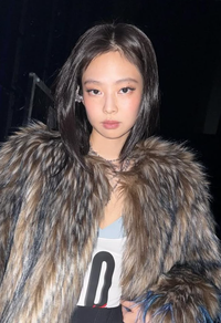 파격 의상 논란 제니, 필수품에 ‘멍 연고’ 왜?