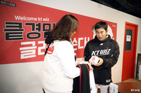 ‘킅경민이 쏜다’ 35세 신인 KT 허경민 약속 지켰다, 팬들에게 ‘글러브 키링’ 선물 [SS수원in]