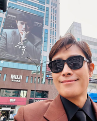 ‘승부’로 돌아온 이병헌, 연기력 반대로 가는 셀카 실력 공개 [★SNS]