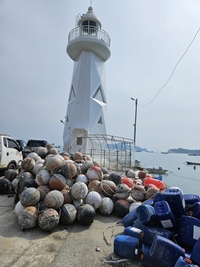 [카메라 고발] 진도군, 회동항방파제 등대...폐유.폐어선 가득