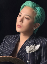 ‘화보 장인’ 지드래곤, 스트라이프 정장부터 개성 넘치는 니트룩까지…패션 아이콘의 귀환