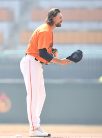 [포토]모자 벗어 인사하는 한화 선발 와이스