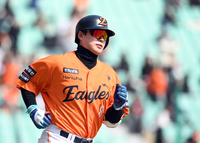 [포토]한화 노시환, 시범경기 첫 홈런