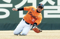 [포토]최정의 타구를 호수비로 잡아내는 김태연