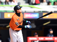 [포토]시범경기 첫 홈런 넘기는 한화 노시환