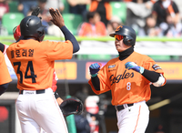 [포토]한화 노시환, 홈런 하이파이브