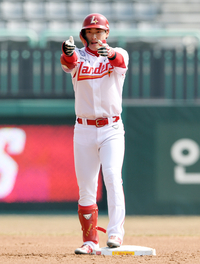 [포토]최지훈의 2루타 세리머니