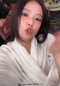 샤워 가운 걸친 제니, 손키스까지 쪽![★SNS]