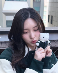 아이브 가을, 곰돌이와 ‘커플룩’…상큼한 매력 발산