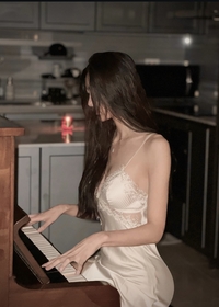 과감한 패션 선보이던 달수빈, 슬립만 걸친 섹시한 피아노 연주[★SNS]