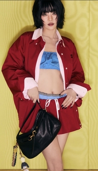 과감한 블루 톱으로 몸매 뽐낸 (여자)아이들 민니,  트와이스 모모도 함께![★SNS]