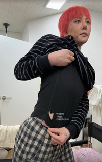 ‘찢어진 옷의 반전 매력!’ 지드래곤만 가능한 하트…센스 폭발!