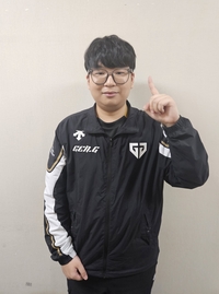 “동생 보며 많이 배운다” 2024 FC 온라인 ‘최고 신성’ 황세종이 본 ‘08년생 막내’ [SS스타]