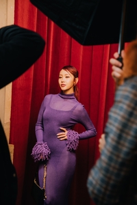 ‘글로벌 팝스타’ 혜윤, 파리 패션위크 새 뮤즈..美 언론 ‘주목’