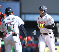 [포토] 두산 박준영 ‘5회 동점 만드는 솔로포’