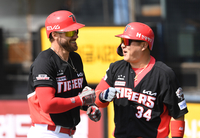 [포토]홈런의 기쁨을 나누는 KIA 위즈덤과 최형우