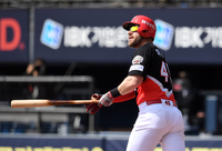 [포토]홈런 타구 바라보는 KIA 위즈덤