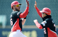 [포토]홈런 하이파이브 나누는 KIA 위즈덤