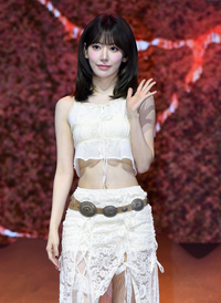 [포토]르세라핌 사쿠라, 컴백했어요!