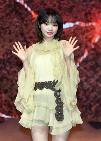 [포토]손이나 건네는 르세라핌 김채원