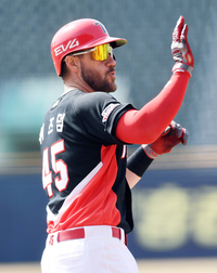 [포토]KIA 위즈덤, 첫 홈런의 기쁨을!