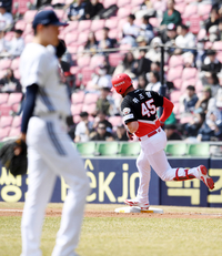 [포토]시범경기 첫 홈런에 베이스 도는 KIA 위즈덤