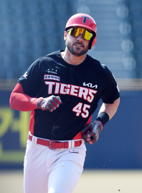 [포토]시범경기 첫 홈런 KIA 위즈덤, 당당하게!