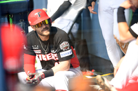 [포토]시범경기 첫 홈런 KIA 위즈덤, 하이파이브를 안 해주니...