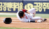 [포토]두산 양의지, 아찔 부상 위기 넘기고...