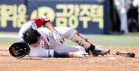 [포토]아찔하게 부상 위기 넘기는 두산 양의지